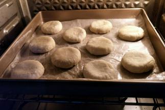 放入提前预热好的烤箱中层。上下火180度，约烤12分钟左右。