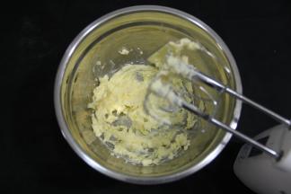 黄油在干净无水盆中软化到用刮刀可以轻易抹开，用电动打蛋器略微打一下打顺滑（太阳好，我是给它日光浴，也可用烤箱发酵档进行软化，注意时间，切勿软化过度）。