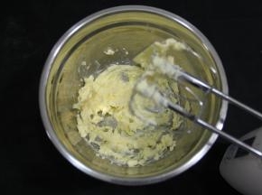 黄油在干净无水盆中软化到用刮刀可以轻易抹开，用电动打蛋器略微打一下打顺滑（太阳好，我是给它日光浴，也可用烤箱发酵档进行软化，注意时间，切勿软化过度）。
