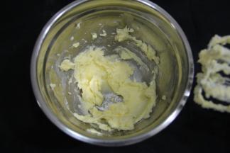 继续用打蛋器中高速打发，到乳化膨胀，颜色发白很顺滑。