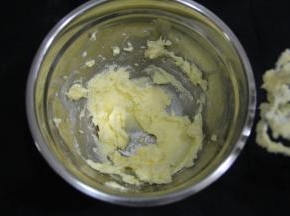 继续用打蛋器中高速打发，到乳化膨胀，颜色发白很顺滑。