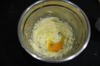 常温蛋液哦，分两次加入。每次倒入，低速搅打到蛋液被吸收再加下一次。中途可以用硅胶刮刀把盆壁上黄油刮下来，尽量保证无死角，所有黄油都打到。