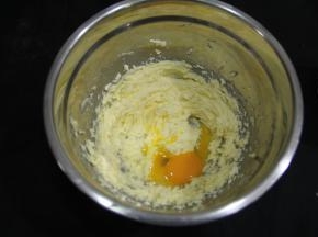 常温蛋液哦，分两次加入。每次倒入，低速搅打到蛋液被吸收再加下一次。中途可以用硅胶刮刀把盆壁上黄油刮下来，尽量保证无死角，所有黄油都打到。