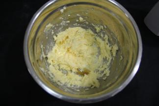 继续加入香草精，低速打20-30秒混合均匀。打蛋头拉起有小尖。