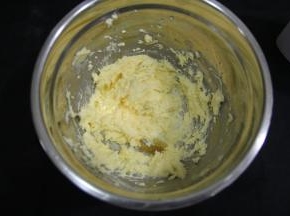 继续加入香草精，低速打20-30秒混合均匀。打蛋头拉起有小尖。