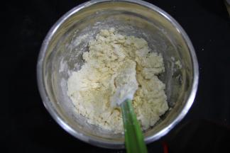 手法：切拌，然后一边转盆一边往盆边按压，让黄油和面粉充分混合。