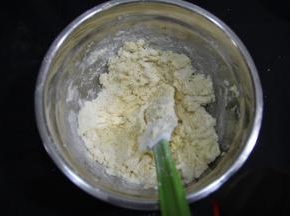 手法：切拌，然后一边转盆一边往盆边按压，让黄油和面粉充分混合。