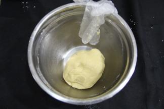 然后带PVC手套直接把面团捏均匀成团。