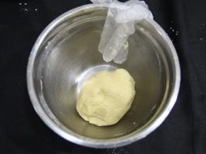 然后带PVC手套直接把面团捏均匀成团。