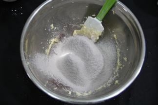 可可面团同样操作。步骤5筛粉，可可粉和低粉混合过筛进去。