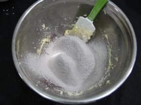 可可面团同样操作。步骤5筛粉，可可粉和低粉混合过筛进去。