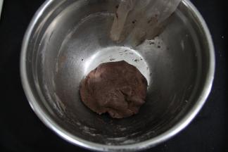 捏匀成可可面团。