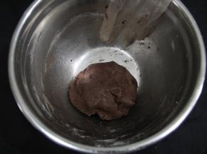 捏匀成可可面团。