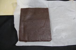 可可面团同样擀成和原味面团差不多大小的薄片。