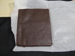 可可面团同样擀成和原味面团差不多大小的薄片。