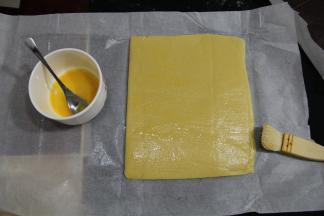 在原味薄片上刷一层蛋液。