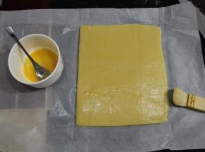 在原味薄片上刷一层蛋液。