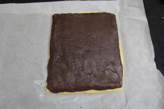 托起巧克力薄片盖在原味薄片上，尽量摆正，不然很难移动。如果实在没摆正，就拿刀切掉四边，切平整。