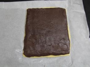 托起巧克力薄片盖在原味薄片上，尽量摆正，不然很难移动。如果实在没摆正，就拿刀切掉四边，切平整。