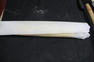 拎起一端油纸，和卷蛋糕卷一样，把双层面片卷起。不需要卷太多圈，出来就和蛋糕卷差不多的形状。然后用油纸卷好，一起放入冷冻里冷冻一个小时。冻硬即可。