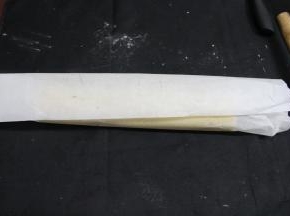 拎起一端油纸，和卷蛋糕卷一样，把双层面片卷起。不需要卷太多圈，出来就和蛋糕卷差不多的形状。然后用油纸卷好，一起放入冷冻里冷冻一个小时。冻硬即可。