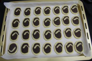 排入铺好油纸的烤盘。