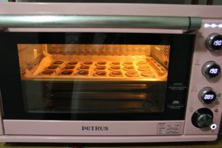 可以切两盘。先切好一盘放入预热好的烤箱中层，转上下185-190度烤10分钟。表面金黄即可。混合有可可的味道超级香。