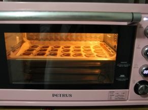 可以切两盘。先切好一盘放入预热好的烤箱中层，转上下185-190度烤10分钟。表面金黄即可。混合有可可的味道超级香。