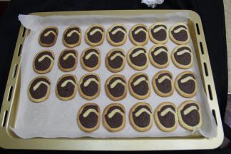 一盘烤好，转移到冷却架上冷凉后，密封保存即可。