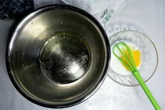 蛋黄蛋清分离，蛋清放在无水无油的盆中待用。