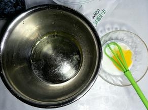 蛋黄蛋清分离，蛋清放在无水无油的盆中待用。