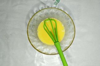 蛋黄加酸奶搅拌均匀