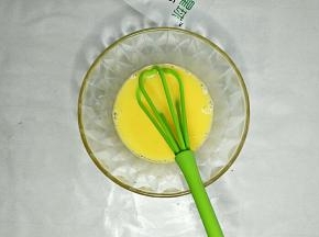 蛋黄加酸奶搅拌均匀