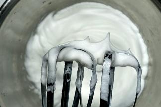 蛋清中加入柠檬汁，分三次加入白砂糖用手持电动打蛋器低速打发至打蛋器提起蛋白呈小直尖状态。