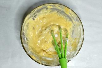 取三分之一蛋白放入蛋黄糊中翻拌均匀