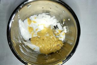 把蛋黄糊倒入剩余蛋白中