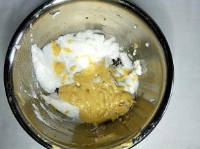 把蛋黄糊倒入剩余蛋白中