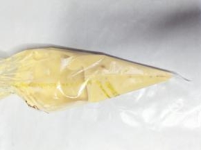 把松饼糊装入裱花袋