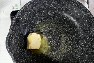平底锅开小火，擦一层黄油