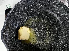 平底锅开小火，擦一层黄油
