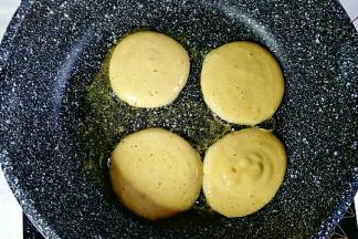 把松饼糊挤在锅底