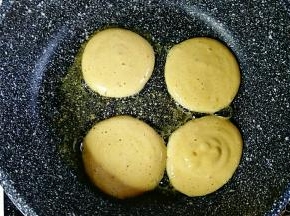 把松饼糊挤在锅底