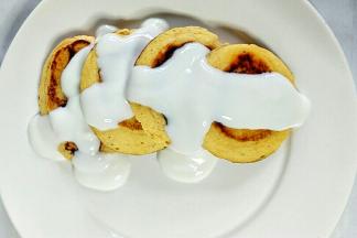 把松饼取出，淋少许酸奶