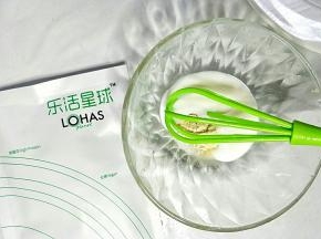酸奶加入便当糊搅拌均匀