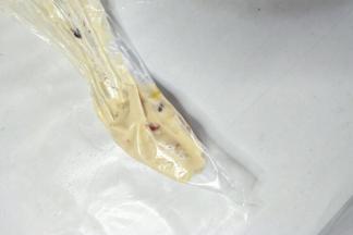 把便当糊装入裱花袋