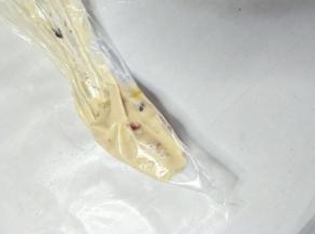 把便当糊装入裱花袋
