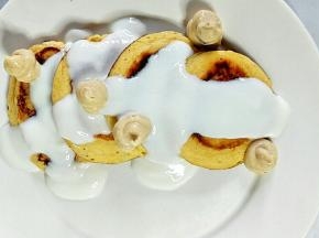 挤在松饼周围