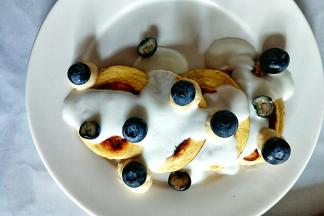 摆入蓝莓做装饰