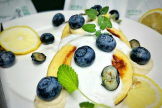 摆入柠檬片和薄荷叶即可