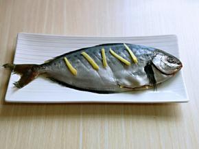 将去皮切丝，摆放鱼身上。